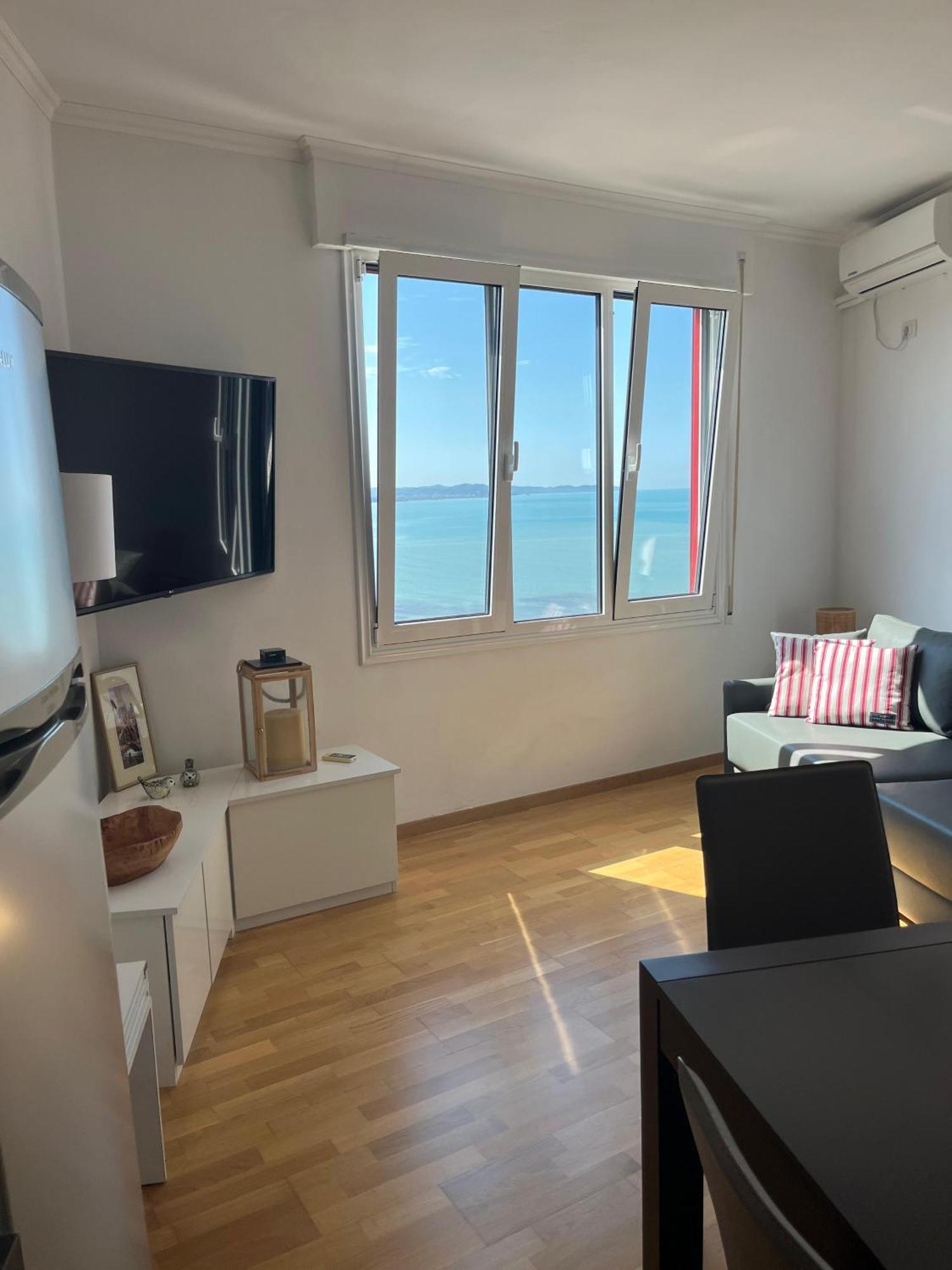 Beachfront Marilyn Apartment *